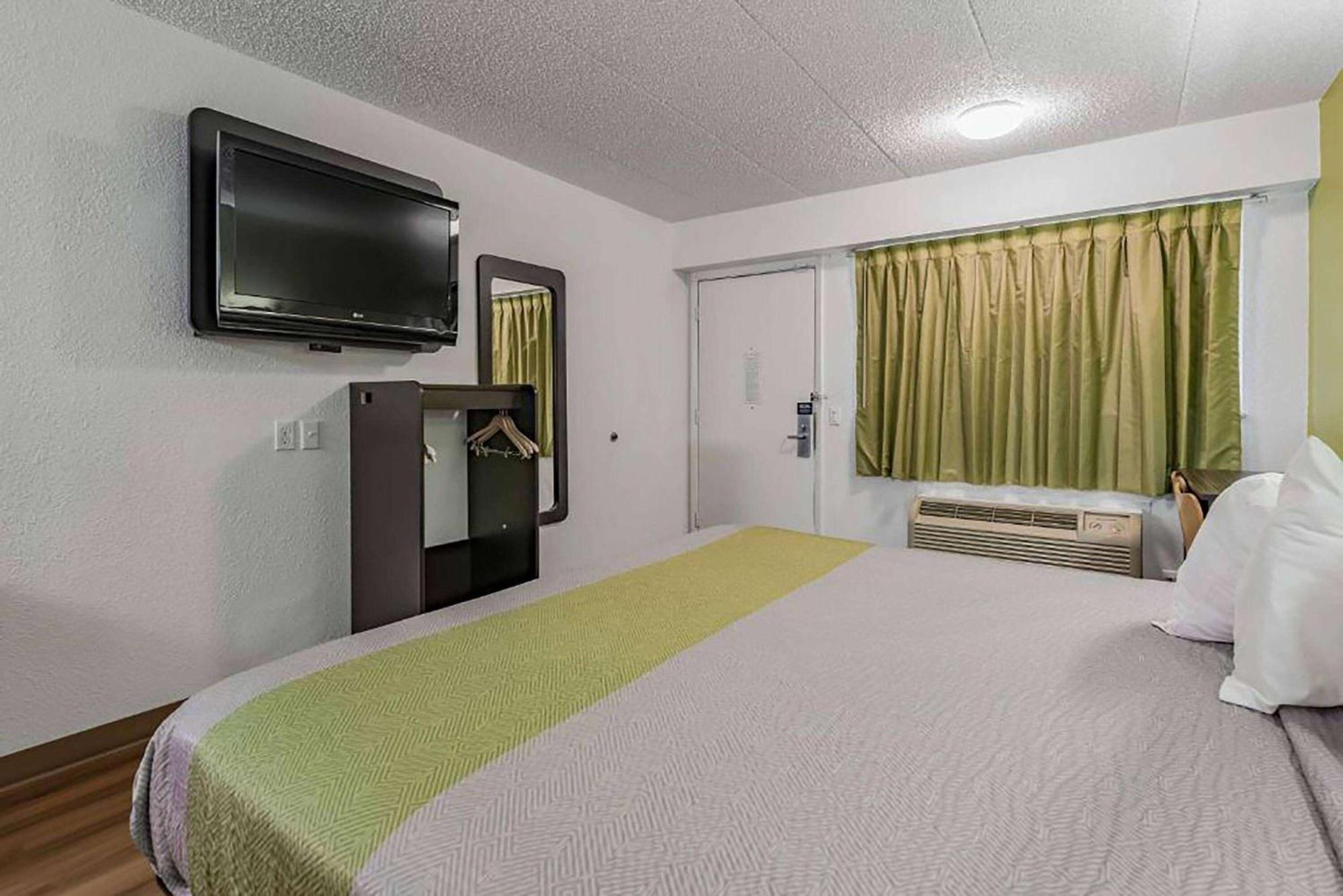 Days Inn By Wyndham Cincinnati I-71 Silverton Exterior photo